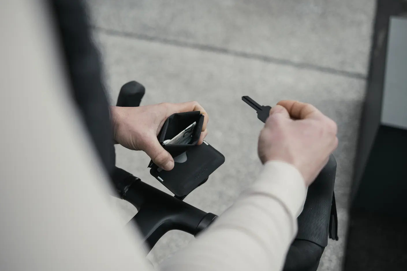 SMART MINIMALISM: A COIN COMPARTMENT FOR EXTRA VERSATILITY – RE:FORM® SMART MINIMALISM: A COIN COMPARTMENT FOR EXTRA VERSATILITY – RE:FORM®