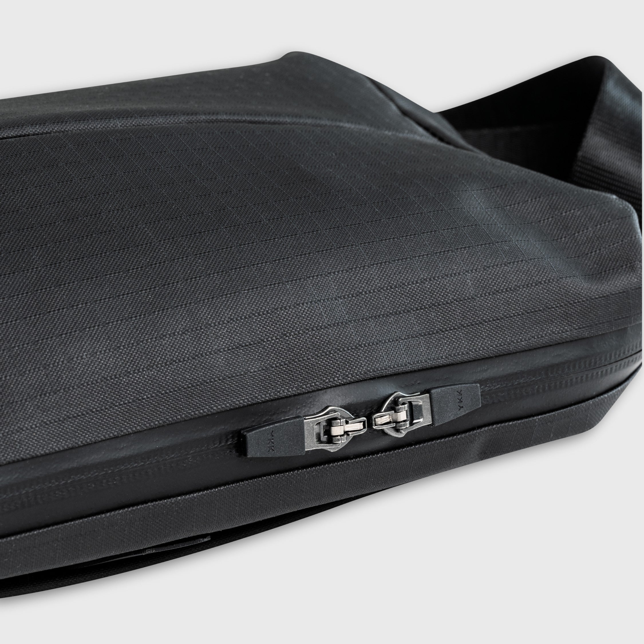 【新品】XB:01 CROSSBODY 3L RE:FORM RE:FORM® XB:01 (CROSSBODY) SLING BAG