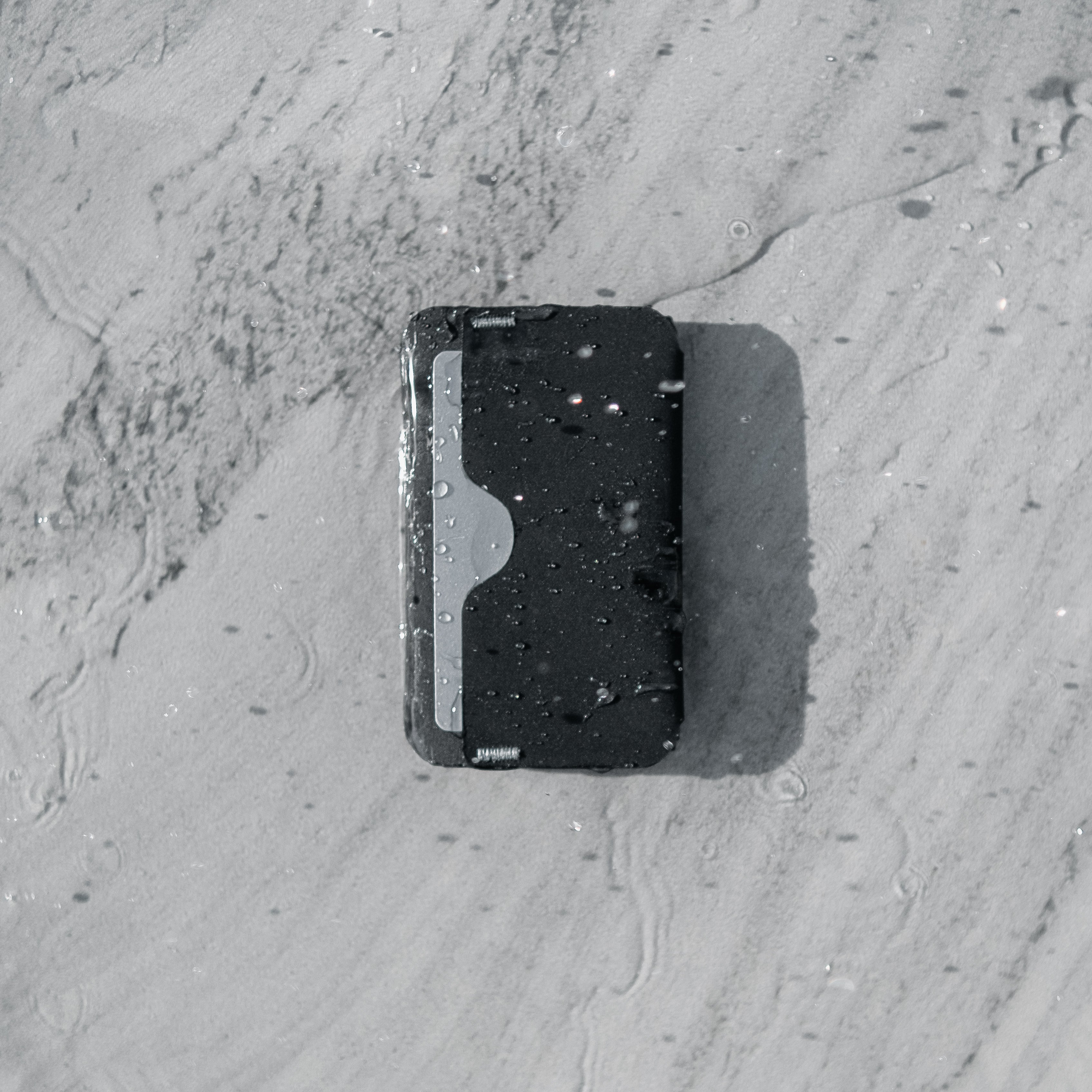 RE:FORM RE:02 Slim Wallet is Waterproof